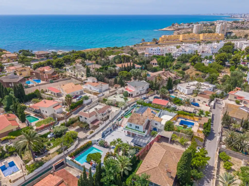Vista exterior de Casa o xalet en venda en El Campello amb Aire condicionat, Jardí privat i Terrassa