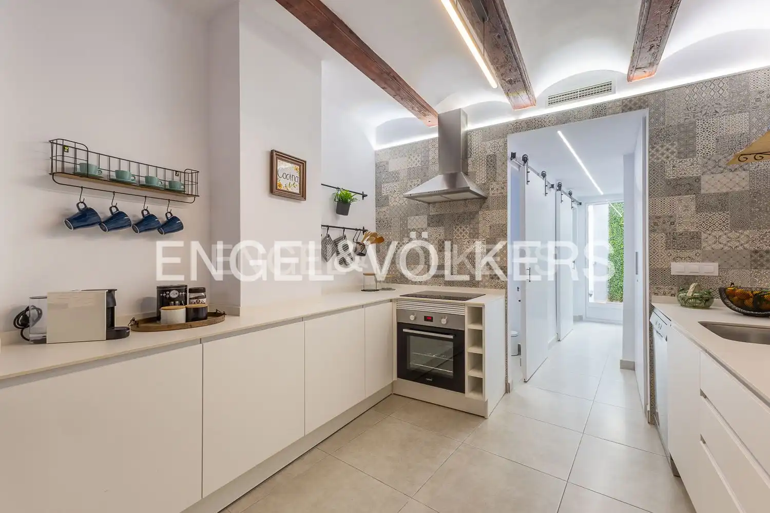 Cuina de Apartament de lloguer en Valencia amb Aire condicionat, Calefacció i Moblat