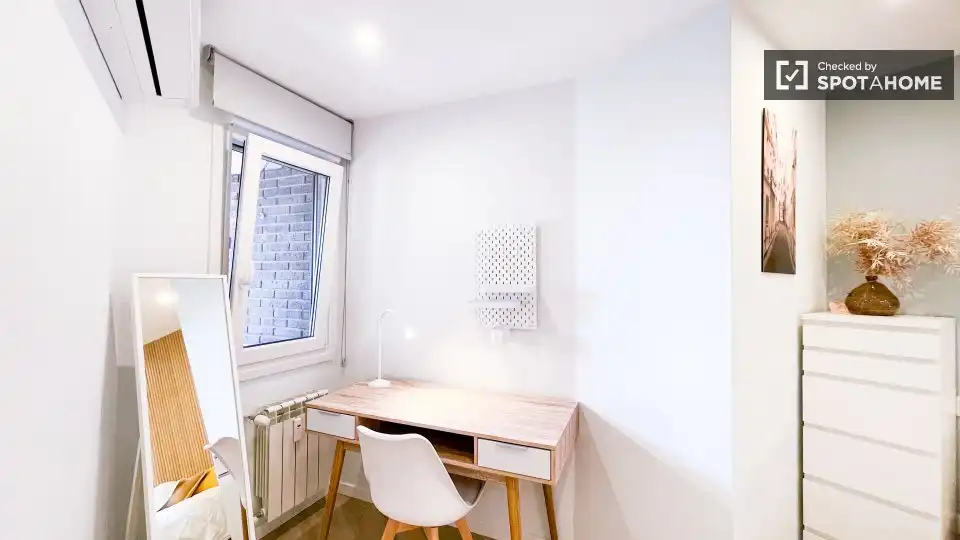 Bedroom of Flat for rent in Madrid  with Air Conditioner, Heating and Furnished