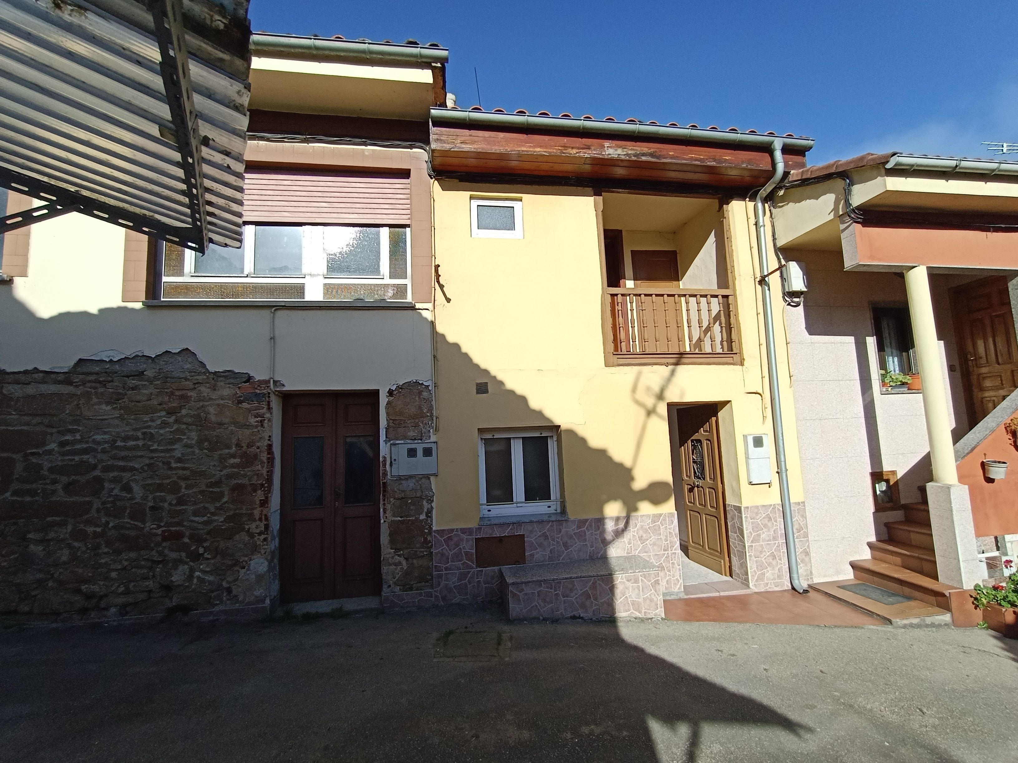 Vista exterior de Casa adosada en venda en Oviedo  amb Jardí privat, Parquet i Terrassa