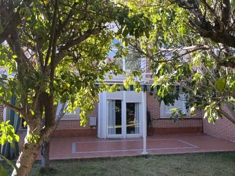 Vista exterior de Casa adosada en venda en La Vega