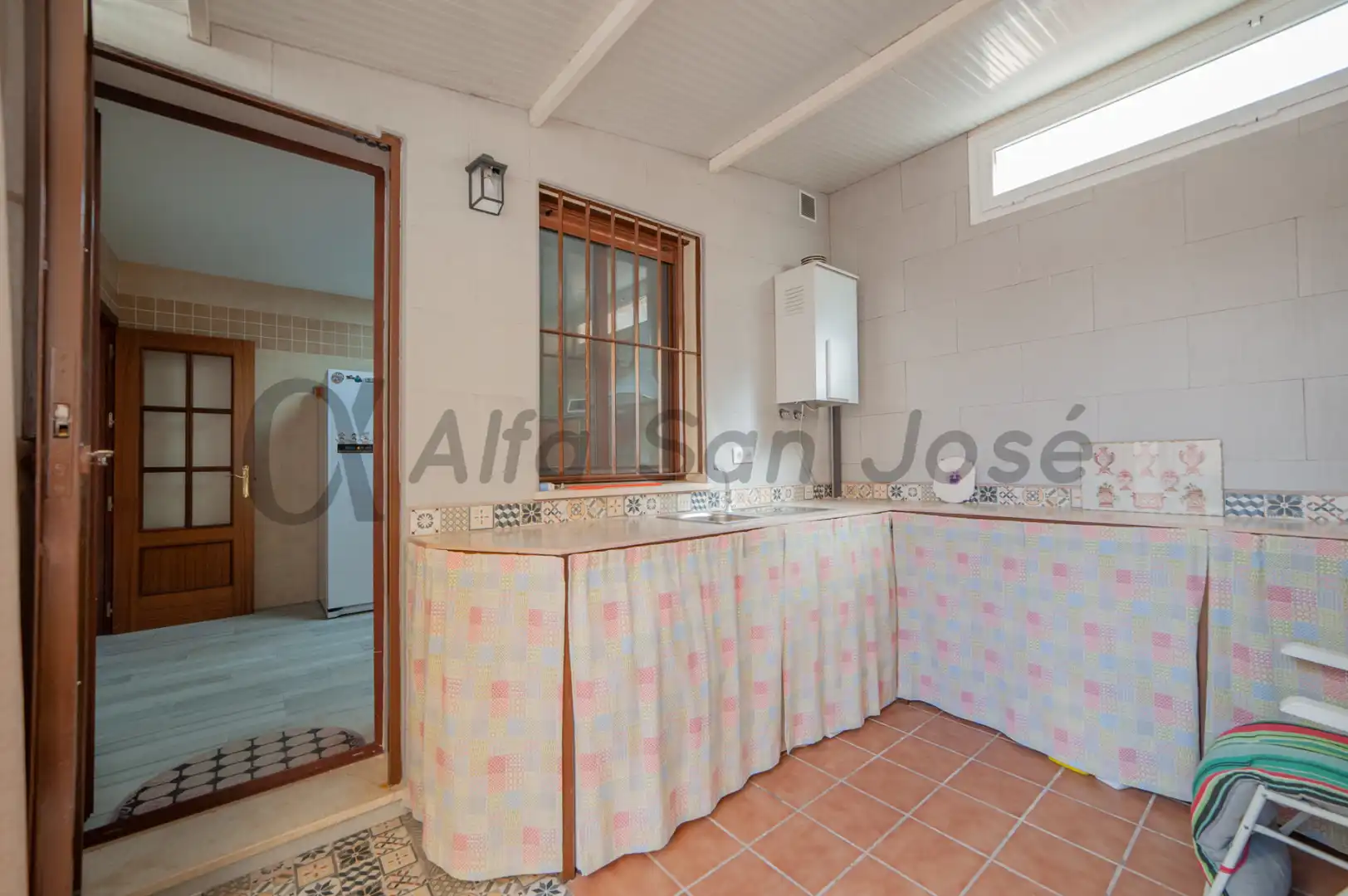 Cuina de Casa adosada en venda en La Rinconada amb Aire condicionat i Moblat