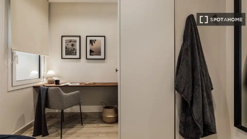 Dormitori de Apartament per a compartir en Barcelona amb Aire condicionat, Terrassa i Moblat