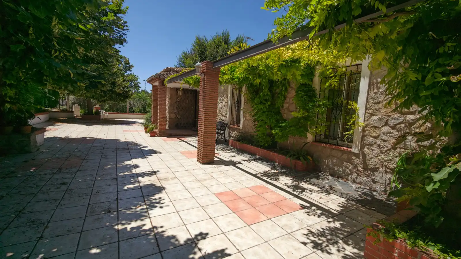 Terrassa de Casa o xalet en venda en La Zubia amb Aire condicionat, Jardí privat i Traster