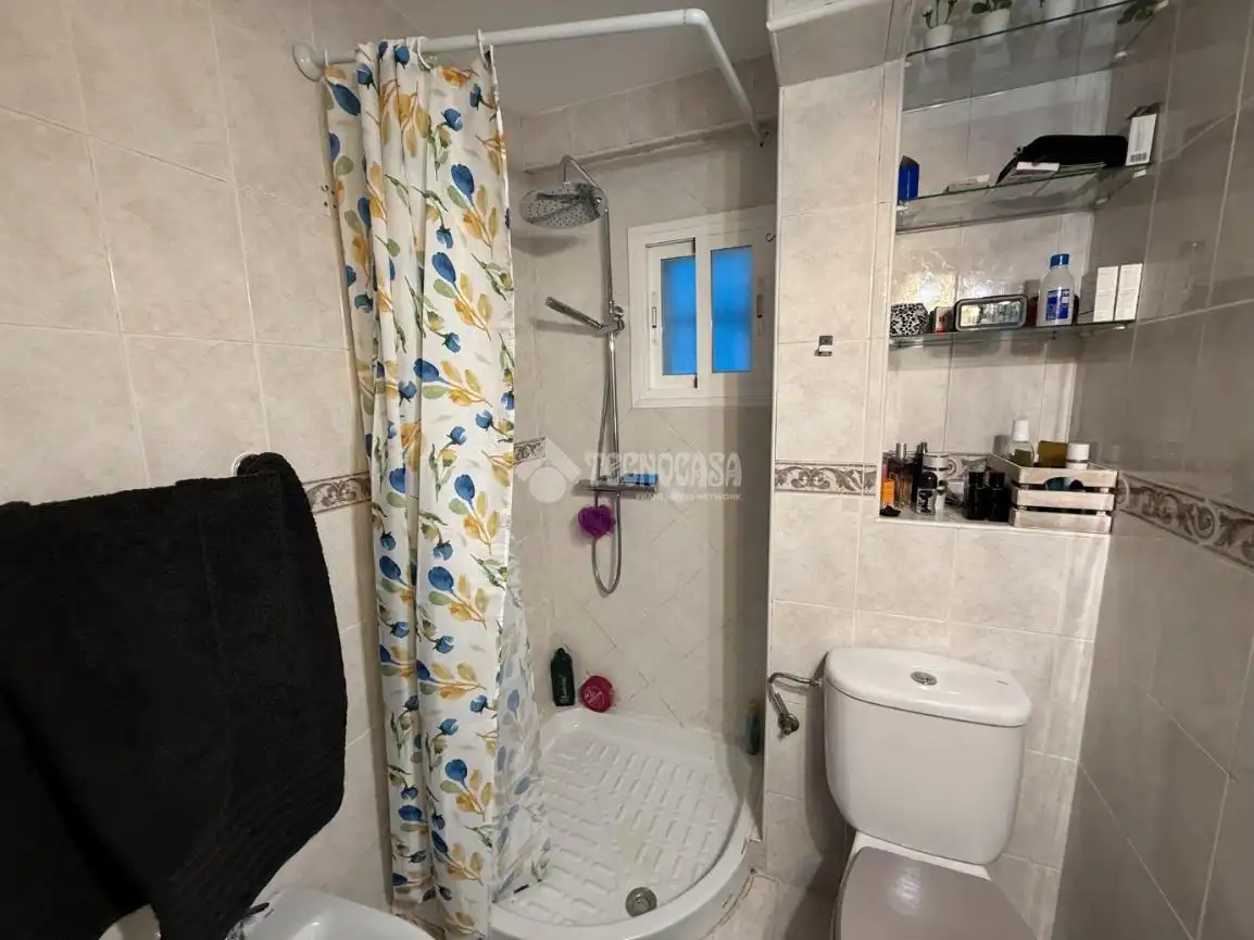 Bathroom of Flat for sale in Madrid  with Air Conditioner and Heating