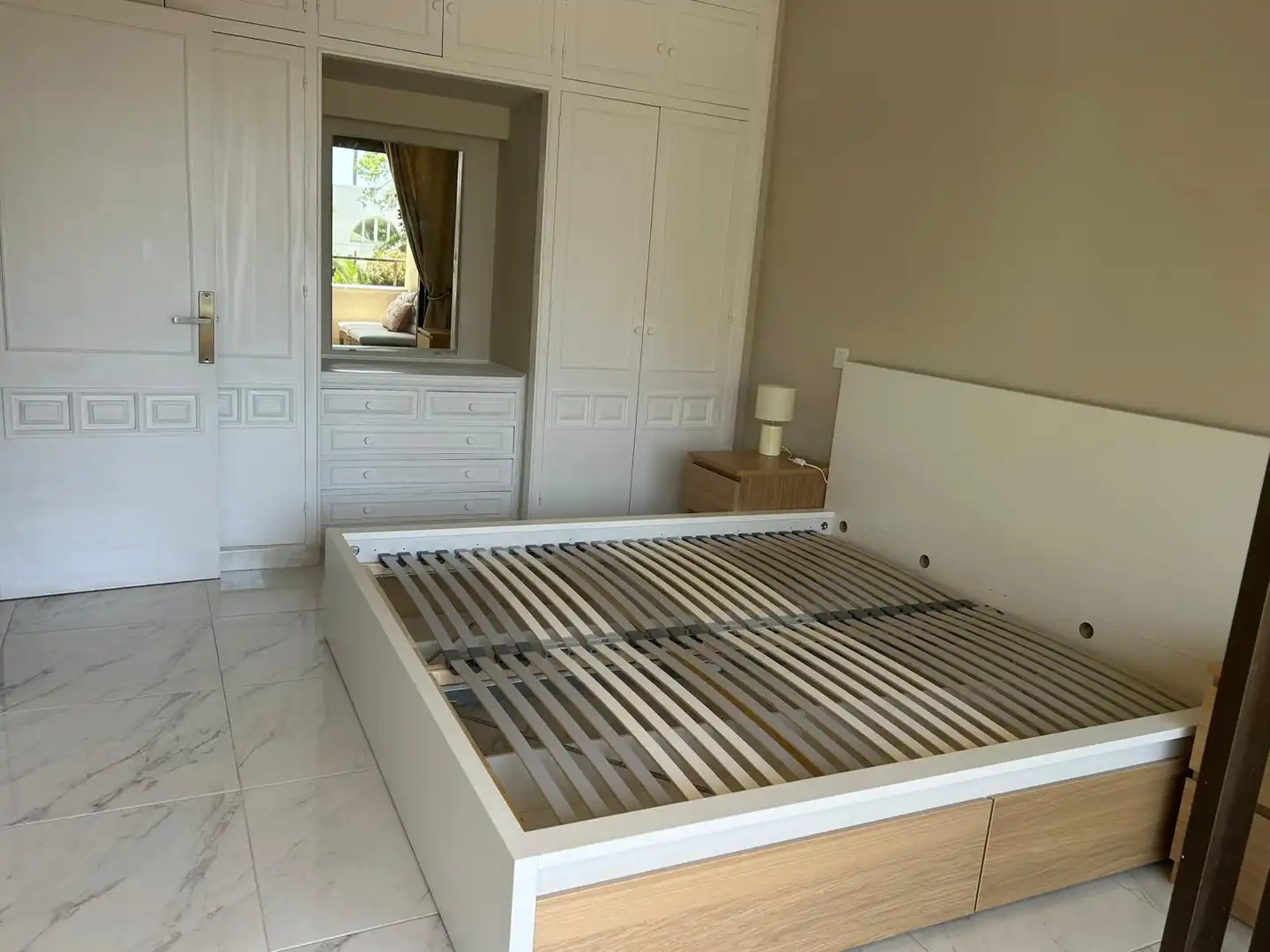Habitación de Piso de alquiler en Estepona con Aire acondicionado, Terraza y Amueblado