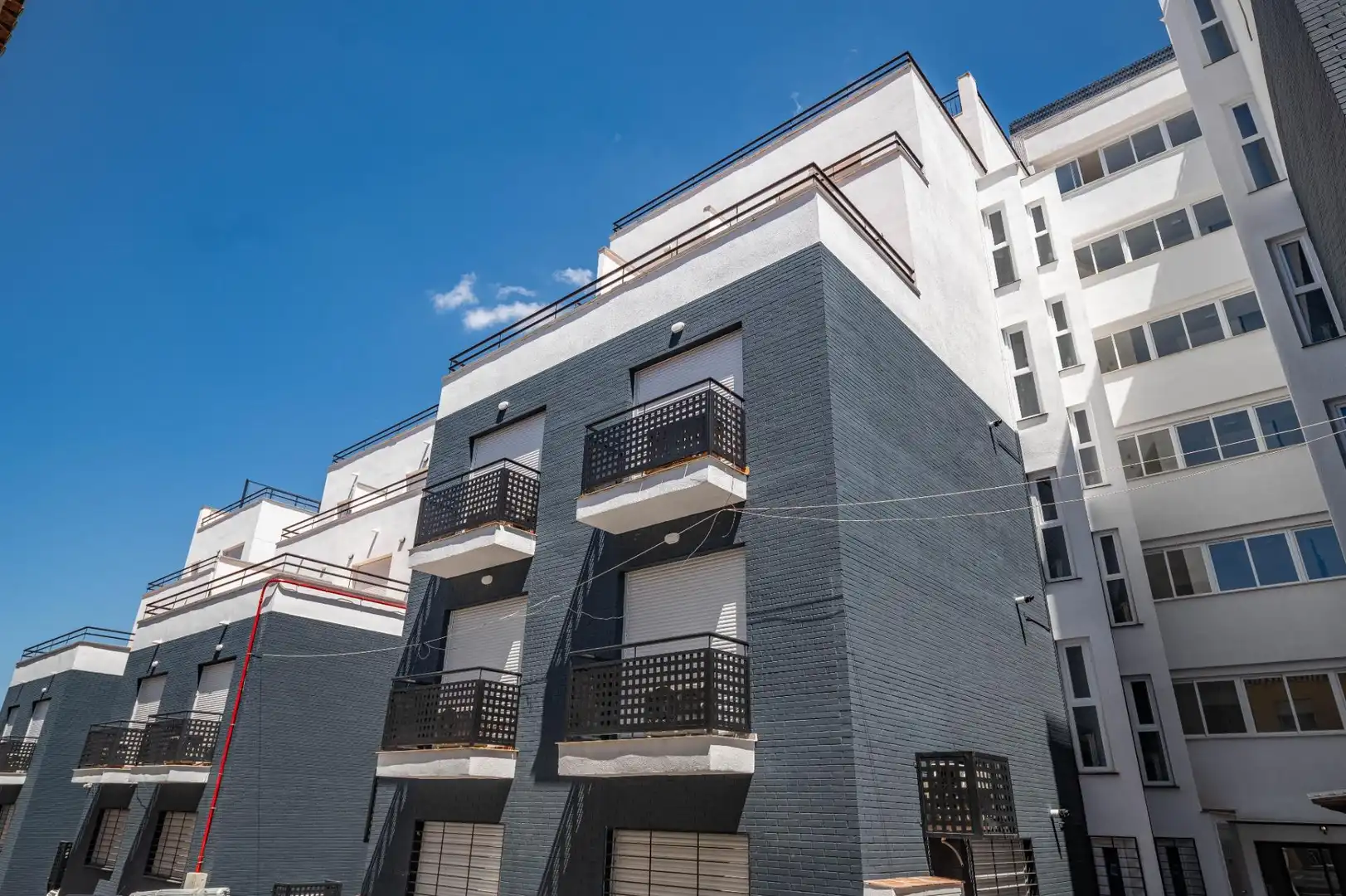 Vista exterior de Pis en venda en Cenes de la Vega amb Calefacció, Balcó i Piscina comunitària