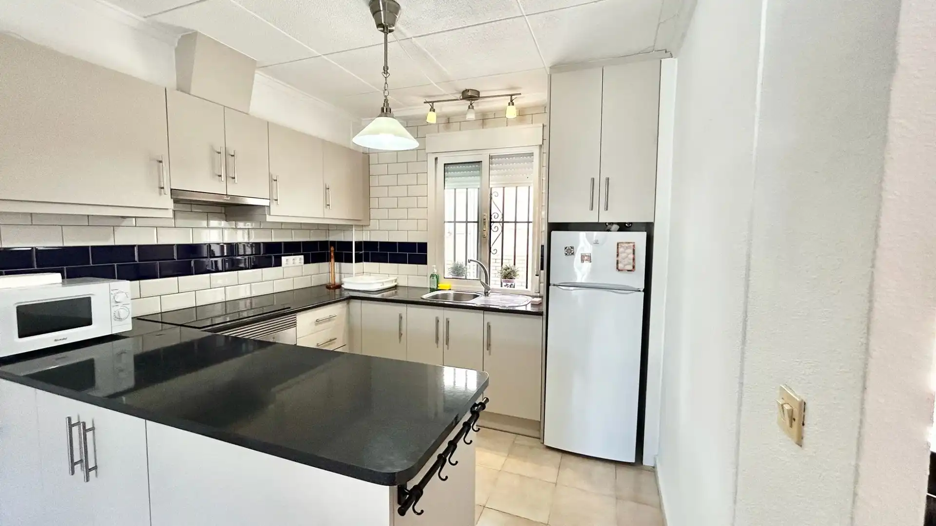 Cocina de Planta baja de alquiler en Pilar de la Horadada con Aire acondicionado, Terraza y Piscina