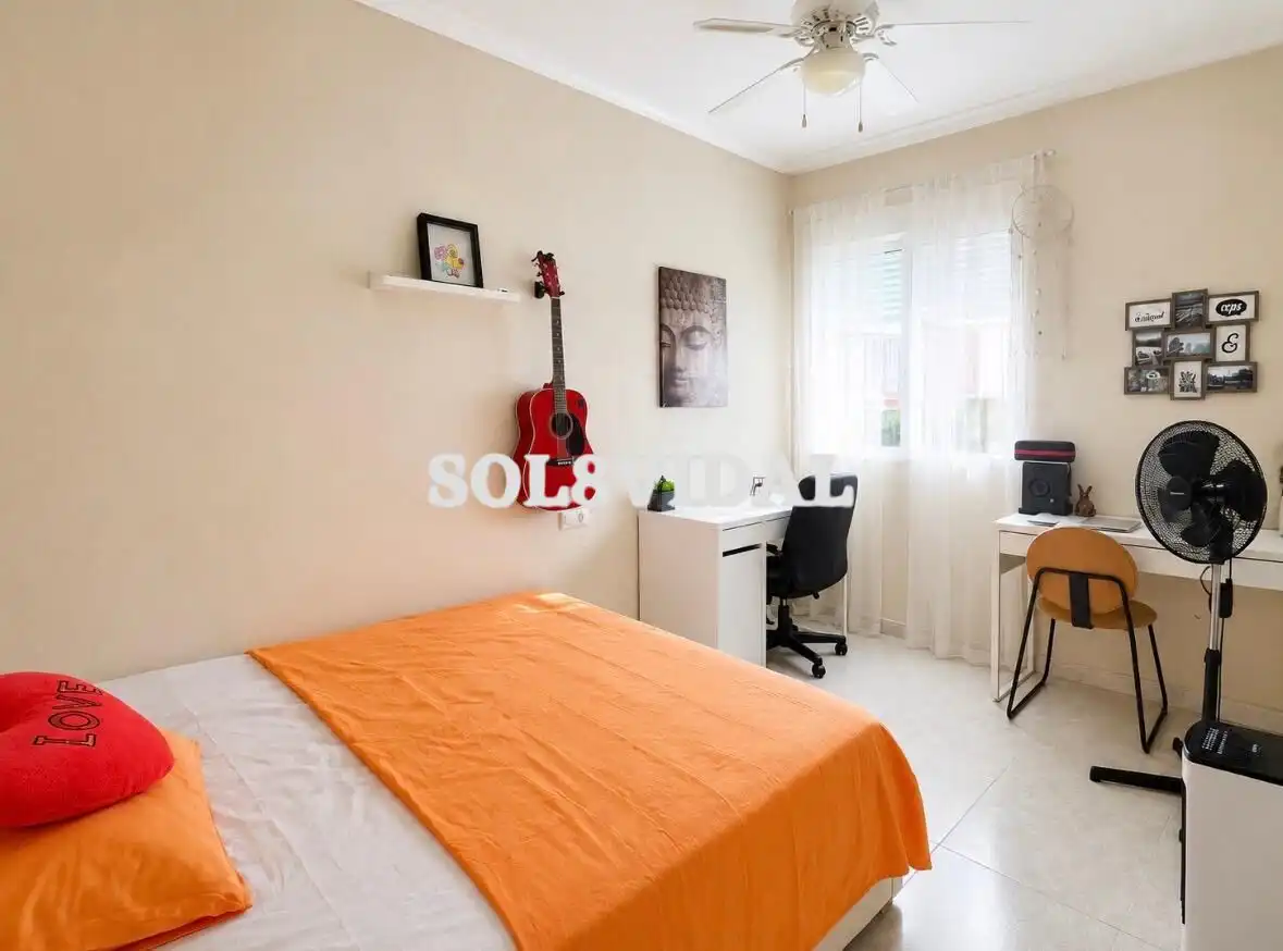 Dormitori de Casa o xalet en venda en Orihuela amb Terrassa, Balcó i Piscina comunitària