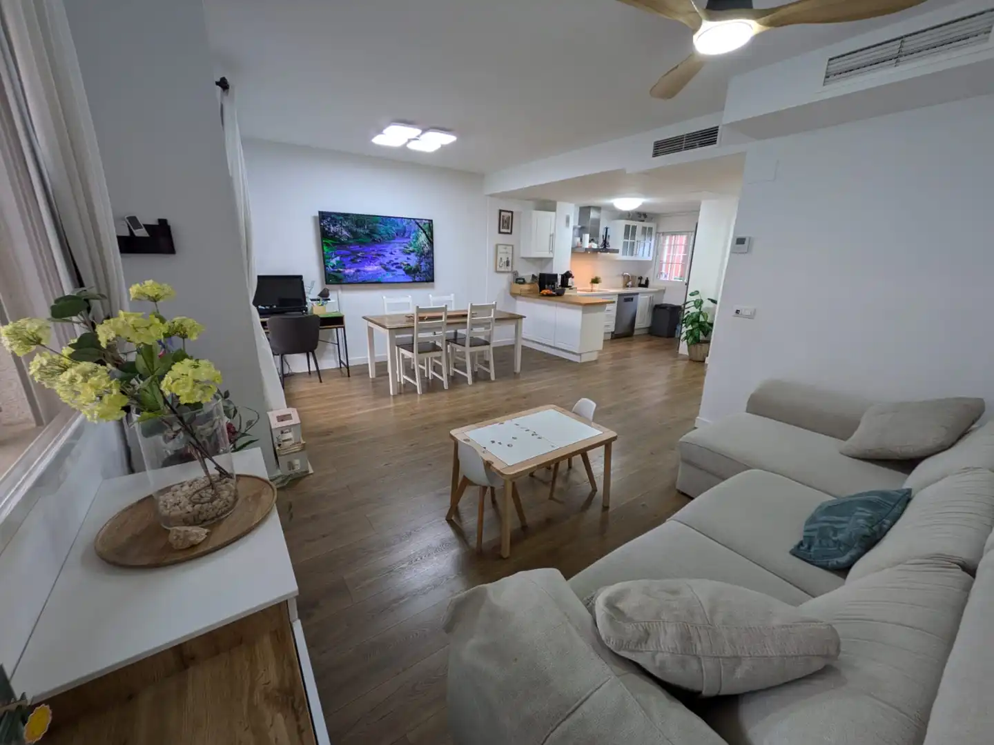 Sala de estar de Casa adosada en venta en La Pobla de Vallbona con Aire acondicionado, Calefacción y Jardín privado