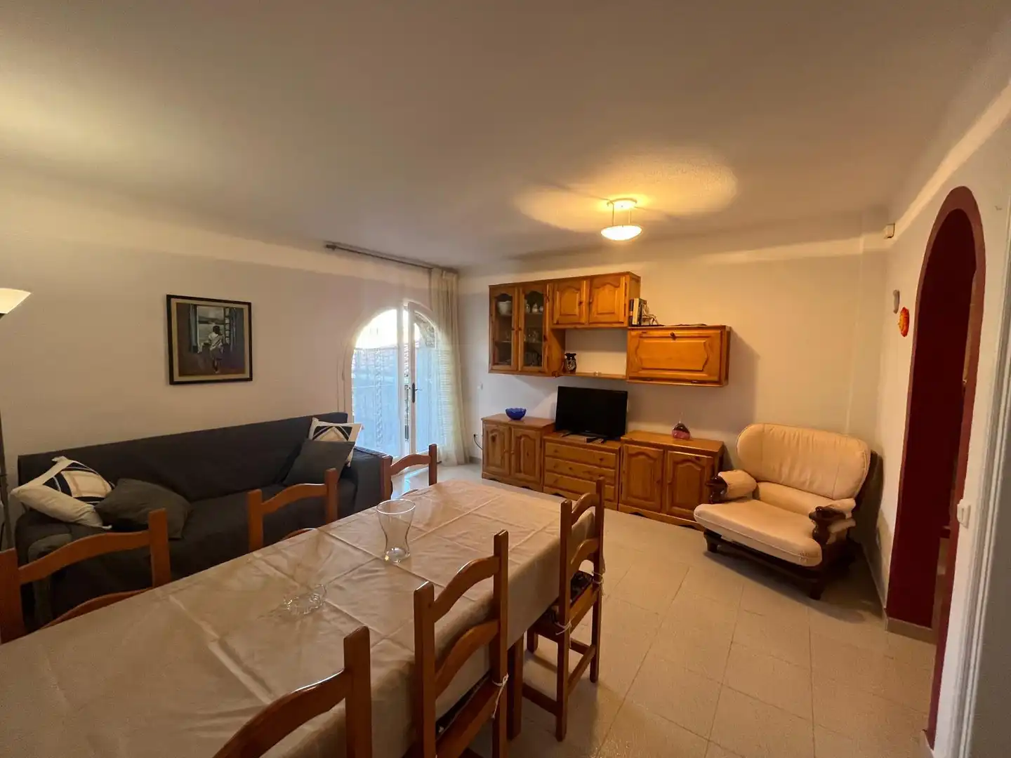 Sala de estar de Apartamento de alquiler en Castell d'Aro, Platja d'Aro i s'Agaró con Aire acondicionado, Jardín privado y Terraza