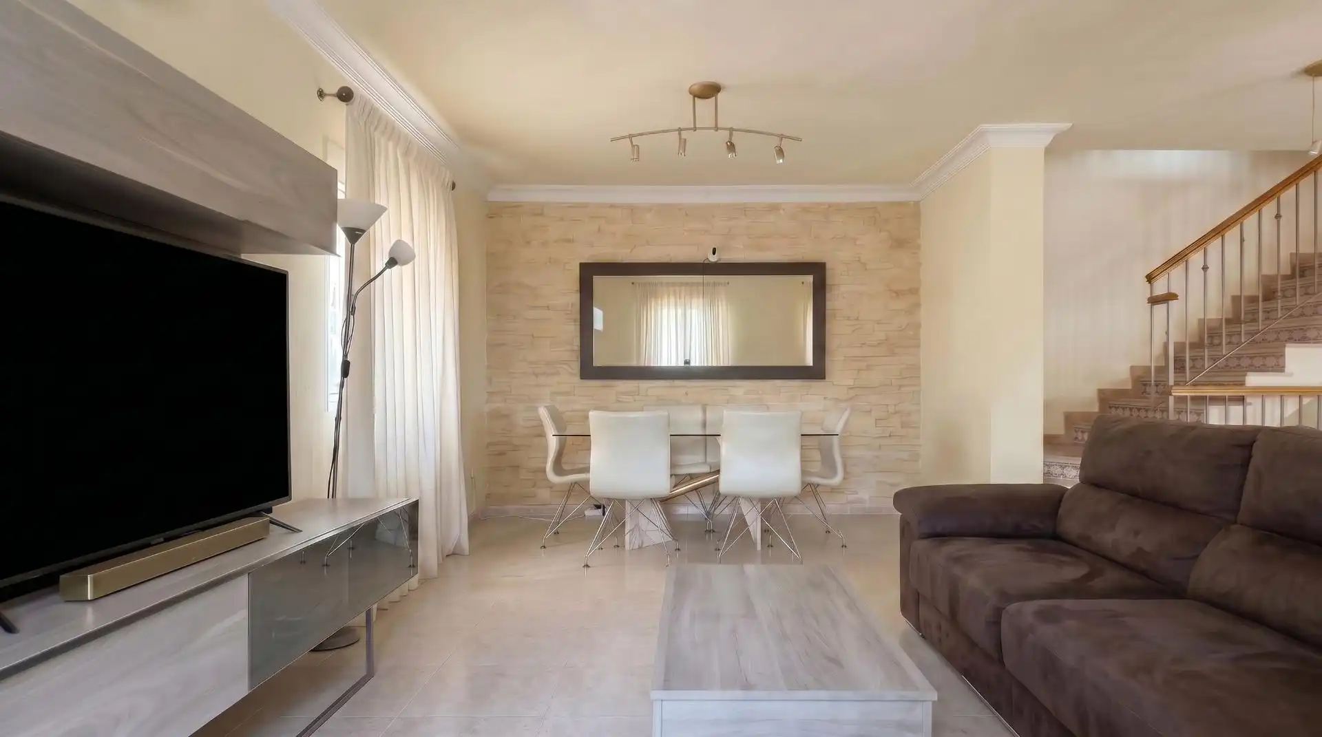 Sala d'estar de Casa o xalet en venda en La Pobla de Vallbona amb Aire condicionat, Calefacció i Jardí privat