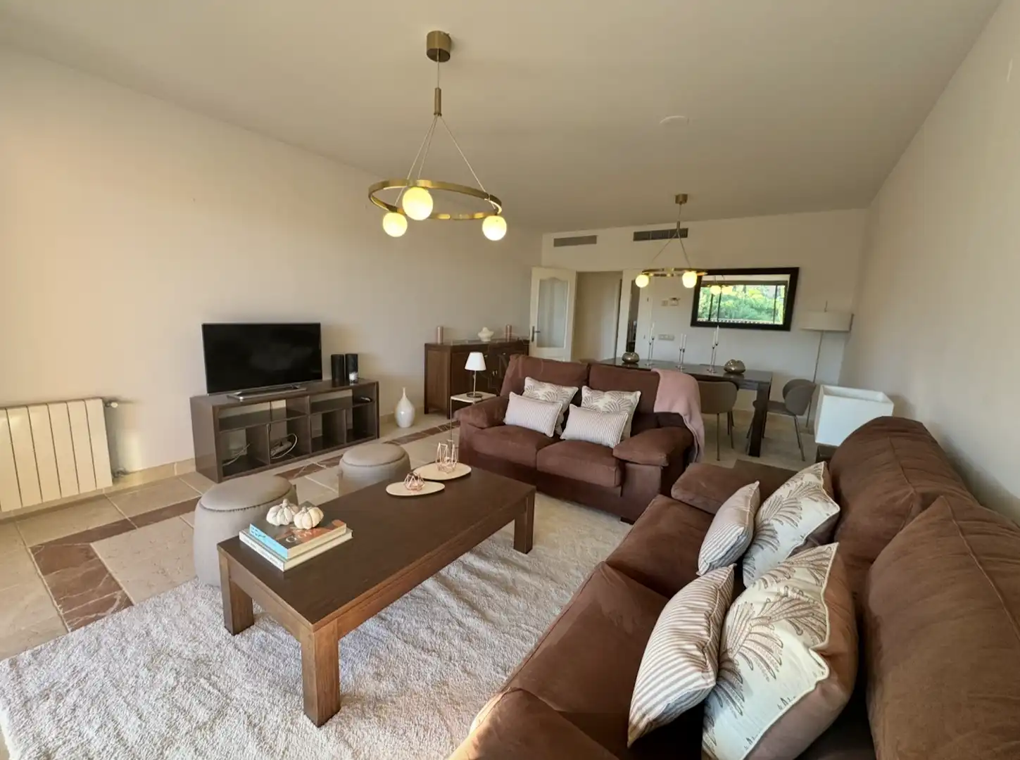 Sala d'estar de Apartament de lloguer en Benahavís amb Aire condicionat, Calefacció i Terrassa