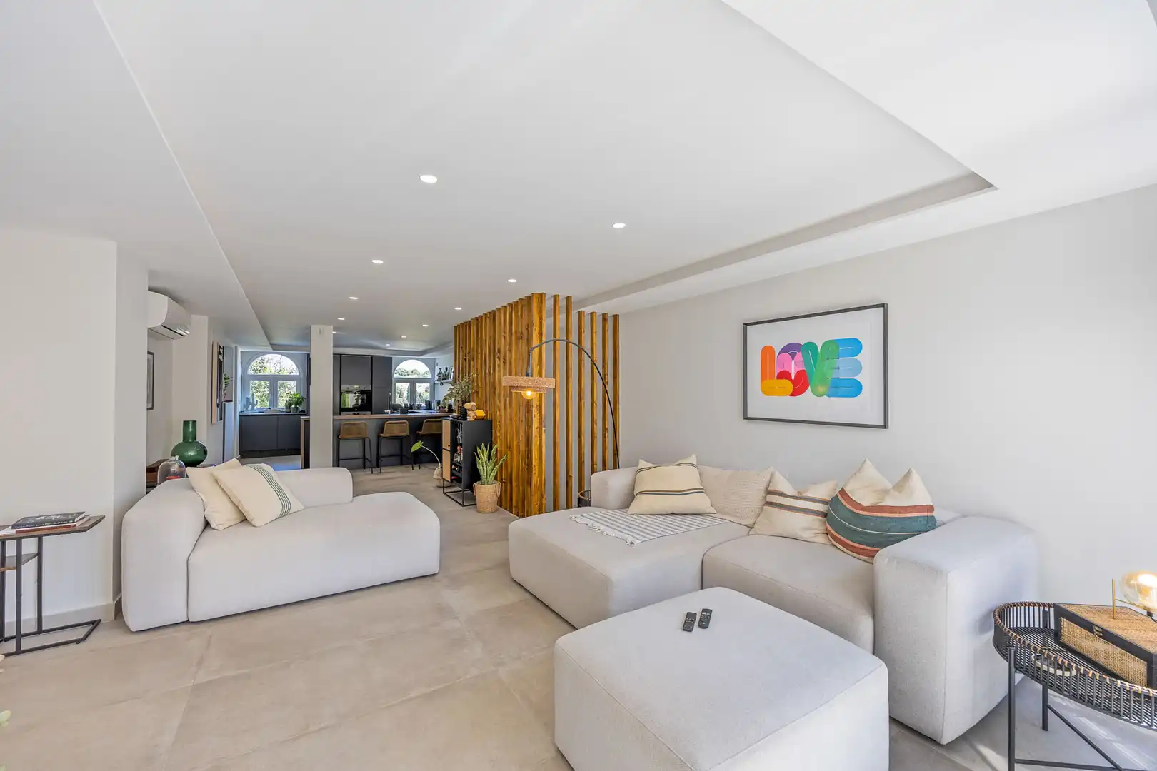Wohnzimmer von Erdgeschoss zum Verkauf in Sotogrande mit Klimaanlage, Privatgarten und Terrasse