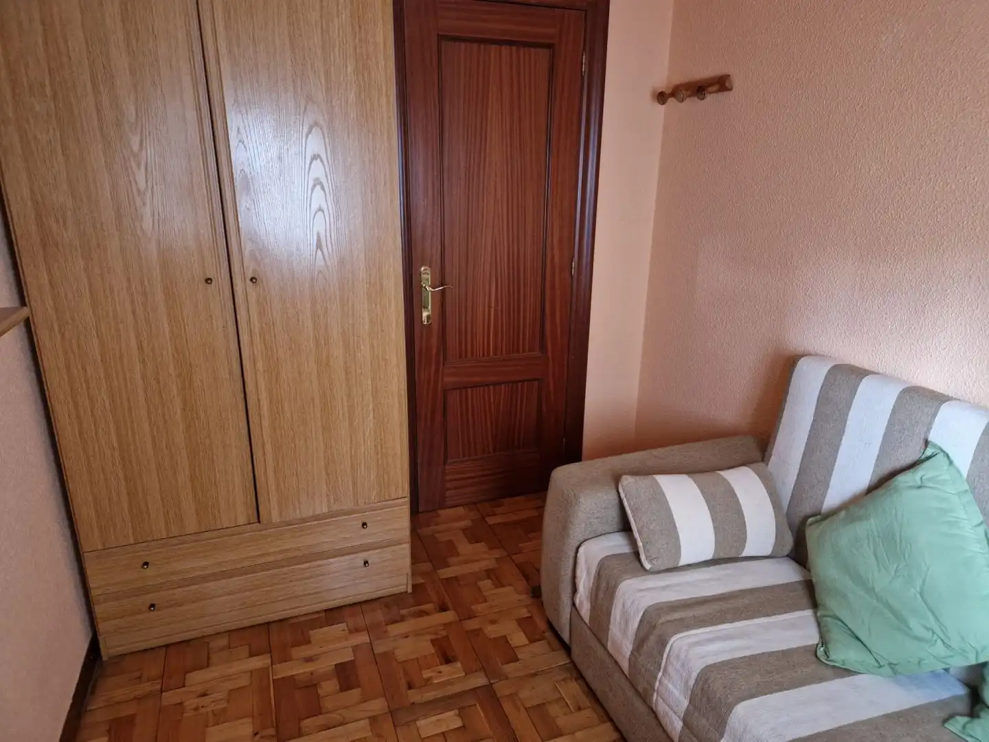 Dormitori de Pis en venda en Torrelavega  amb Calefacció i Terrassa