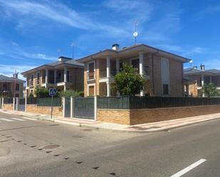 Vista exterior de Casa o xalet en venda en San Andrés del Rabanedo amb Terrassa i Piscina comunitària