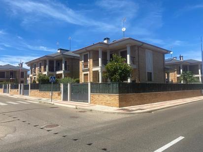 Vista exterior de Casa o xalet en venda en San Andrés del Rabanedo amb Terrassa