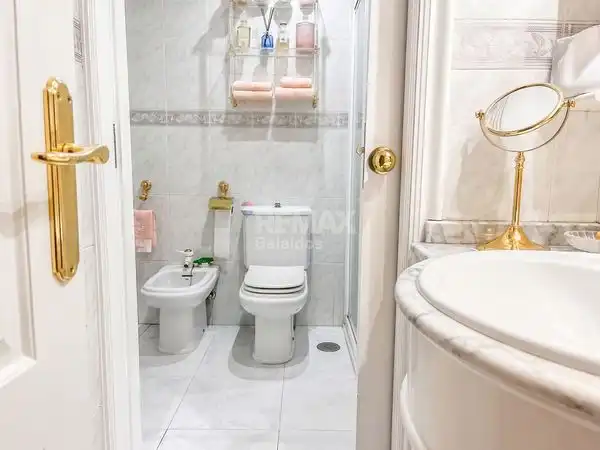 Bathroom of Flat for sale in Vigo   with Heating, Parquet flooring and Storage room