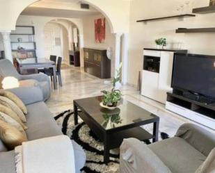 Sala d'estar de Planta baixa de lloguer en Marbella amb Aire condicionat, Terrassa i Piscina