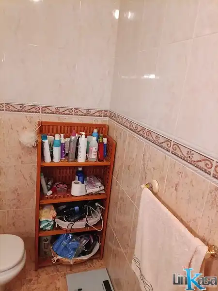 Bany de Casa adosada en venda en Linares amb Calefacció, Traster i Piscina