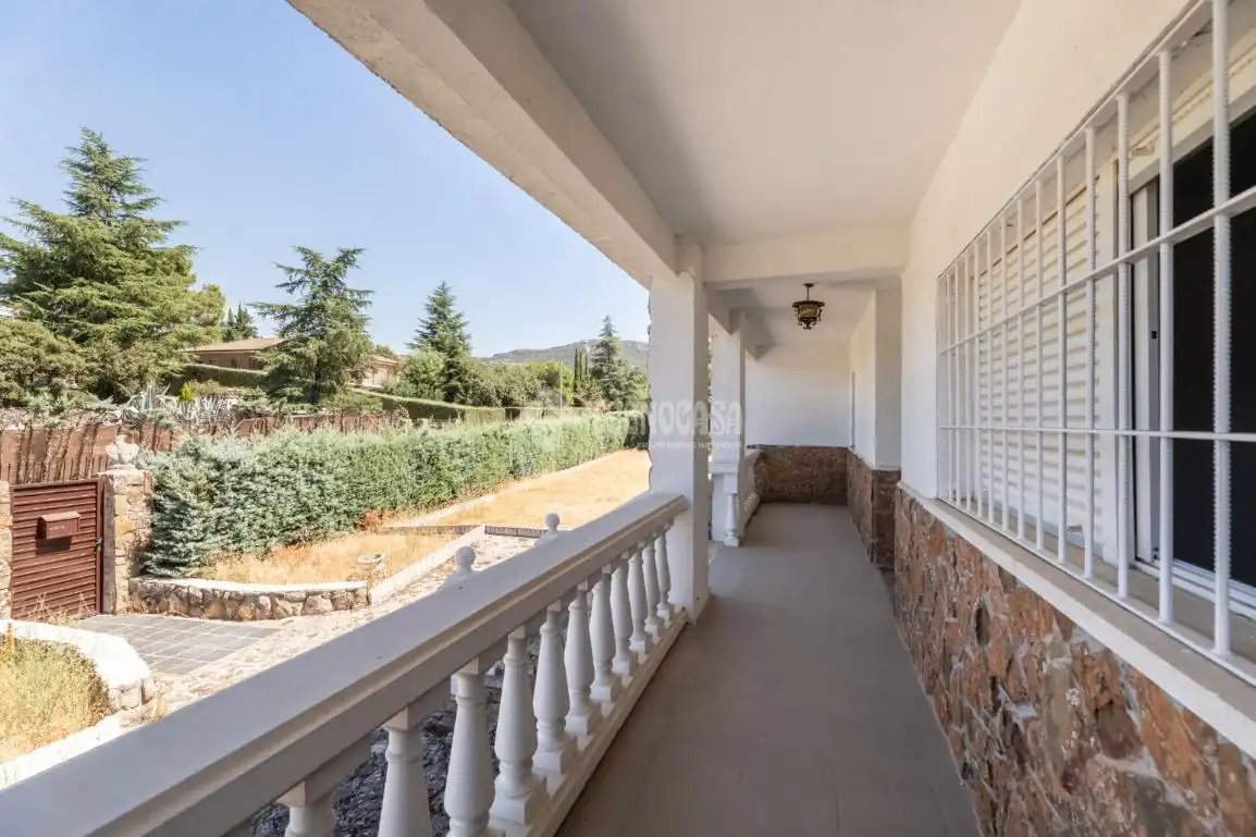 Terrassa de Casa o xalet en venda en Hoyo de Manzanares amb Calefacció i Jardí privat