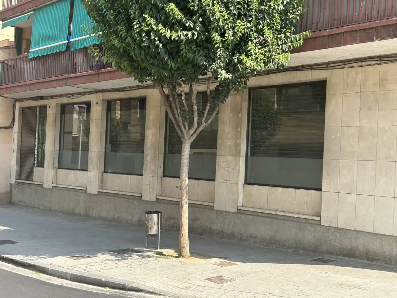 Vista exterior de Local de alquiler en Sant Joan Despí