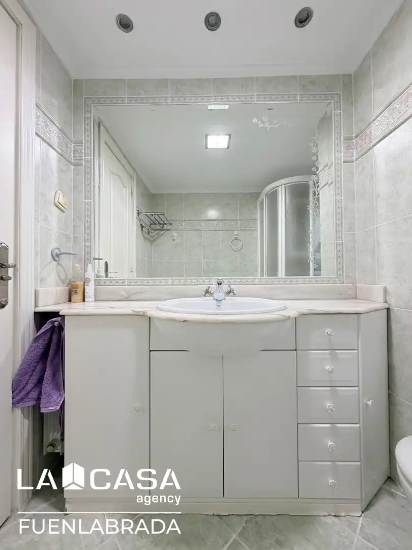 Bathroom of Flat for sale in Fuenlabrada  with Oven and Washing machine