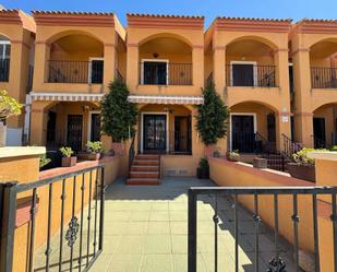Vista exterior de Casa adosada en venda en Torrevieja amb Aire condicionat, Calefacció i Jardí privat