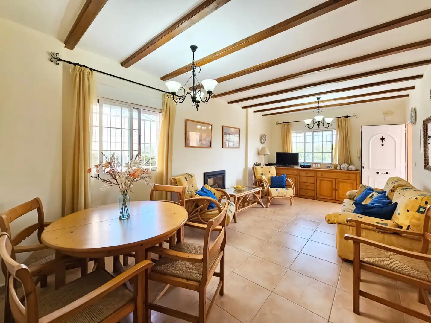 Wohnzimmer von Einfamilien-Reihenhaus zum Verkauf in Santa Pola mit Heizung, Privatgarten und Terrasse