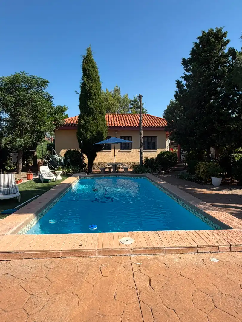 Piscina de Casa o chalet en venta en Nuevo Baztán con Calefacción, Jardín privado y Terraza