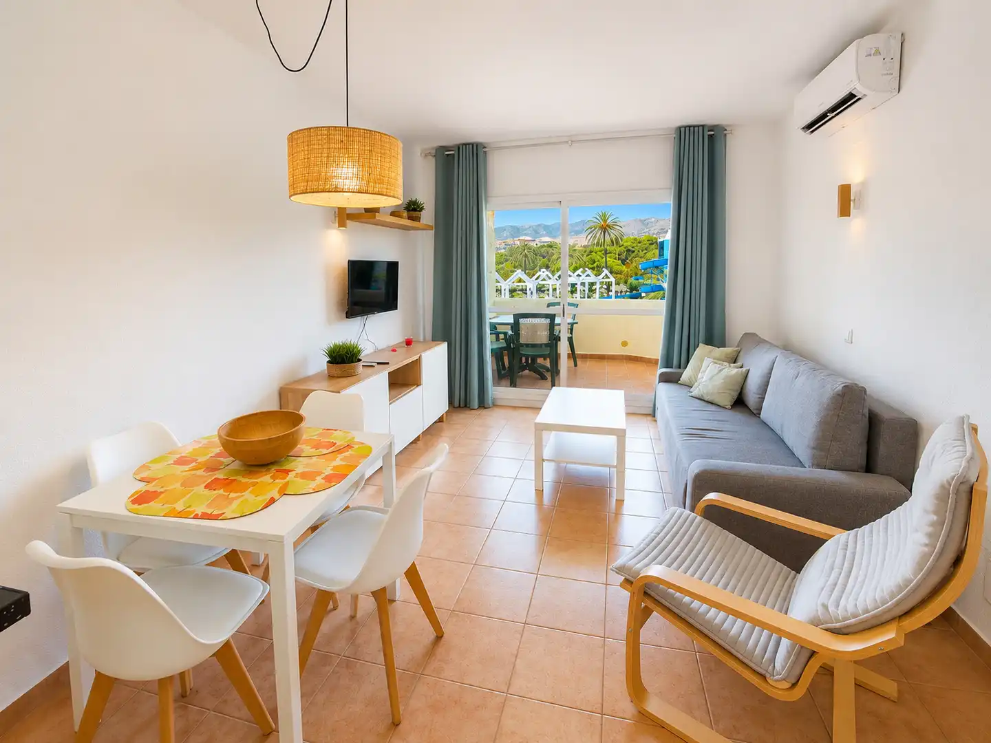 Sala d'estar de Apartament en venda en Benalmádena amb Aire condicionat, Terrassa i Moblat