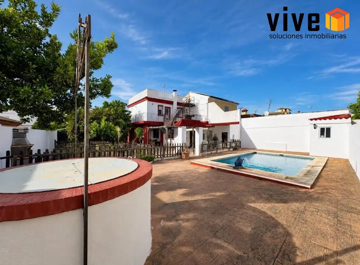 Exterior view of Detached homes for sale in Mairena del Aljarafe  with Air Conditioner, Heating and Private garden