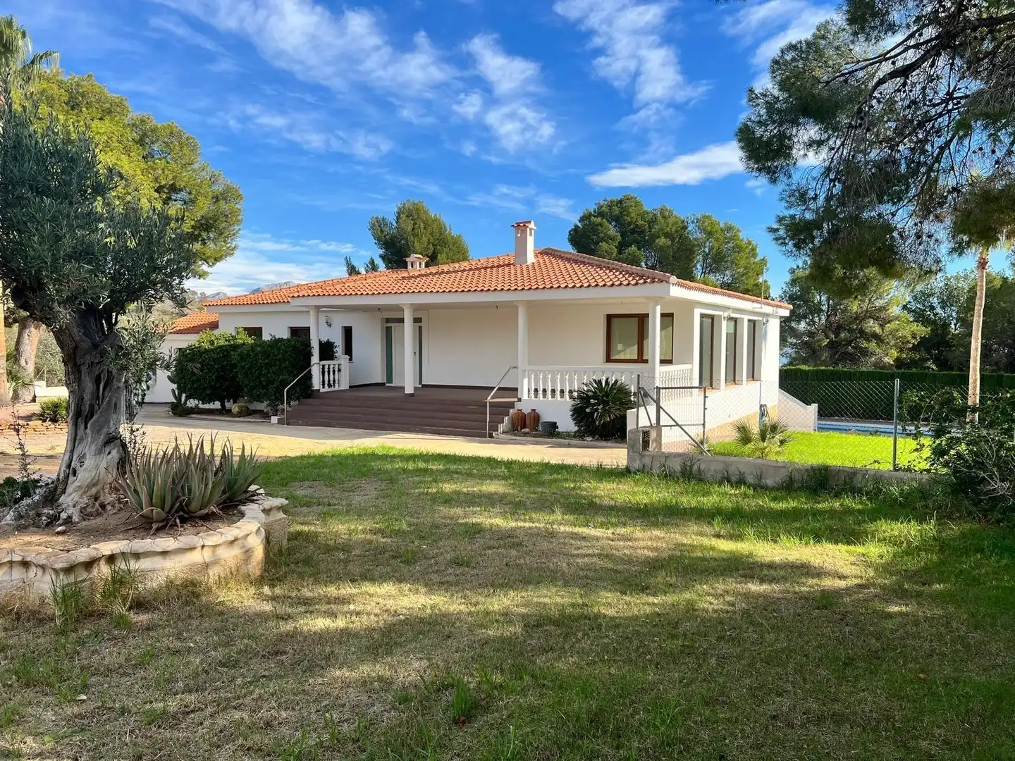 Vista exterior de Casa o xalet en venda en La Nucia amb Jardí privat, Terrassa i Piscina