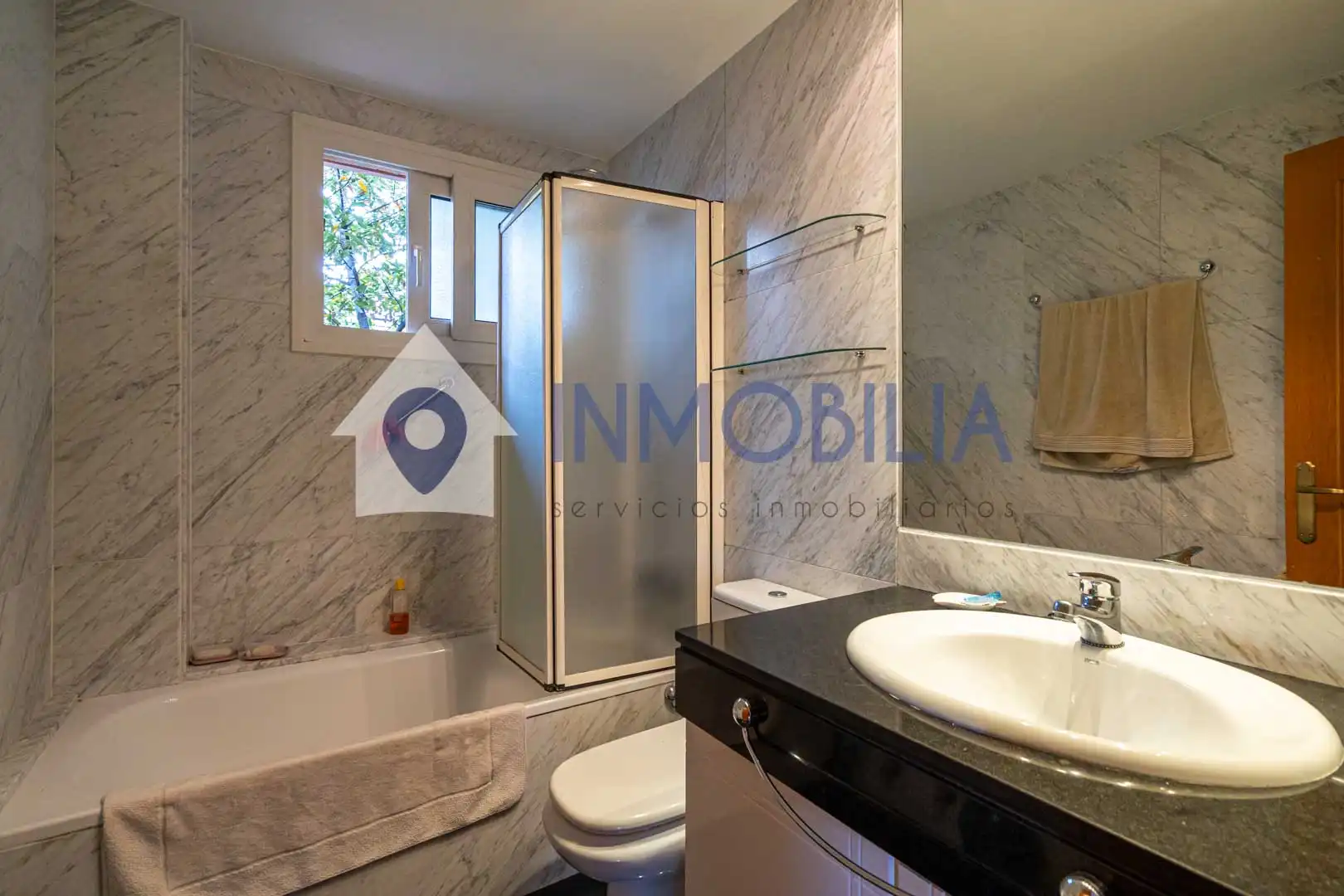 Baño de Casa adosada en venta en Madrid con Aire acondicionado, Calefacción y Jardín privado