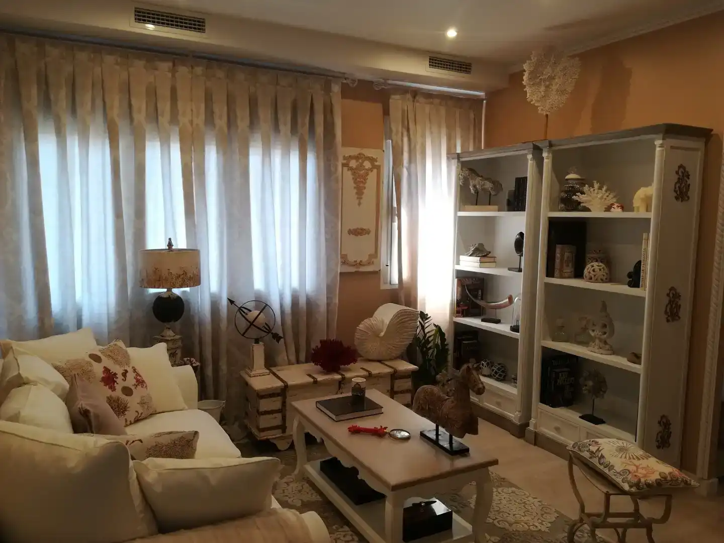 Sala d'estar de Pis en venda en  Madrid Capital amb Aire condicionat
