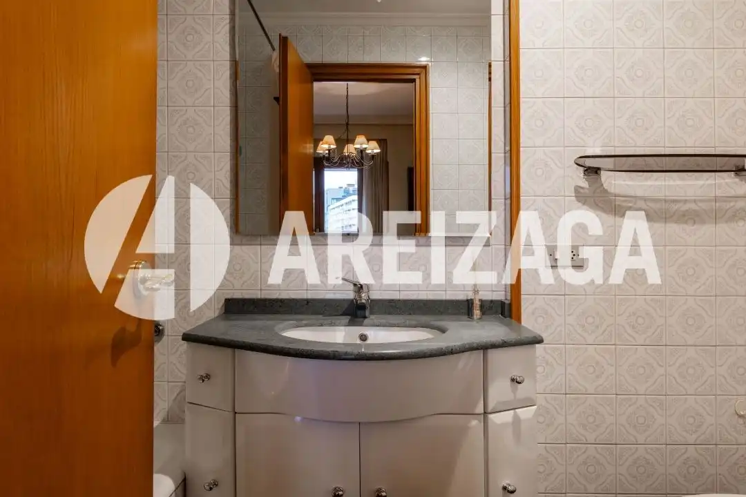 Bany de Pis en venda en Donostia - San Sebastián  amb Aire condicionat, Calefacció i Terrassa