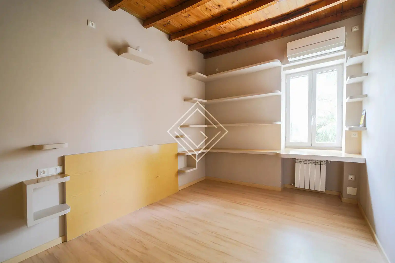 Einfamilien-Reihenhaus zum Verkauf in Madrid mit Klimaanlage, Heizung und Privatgarten
