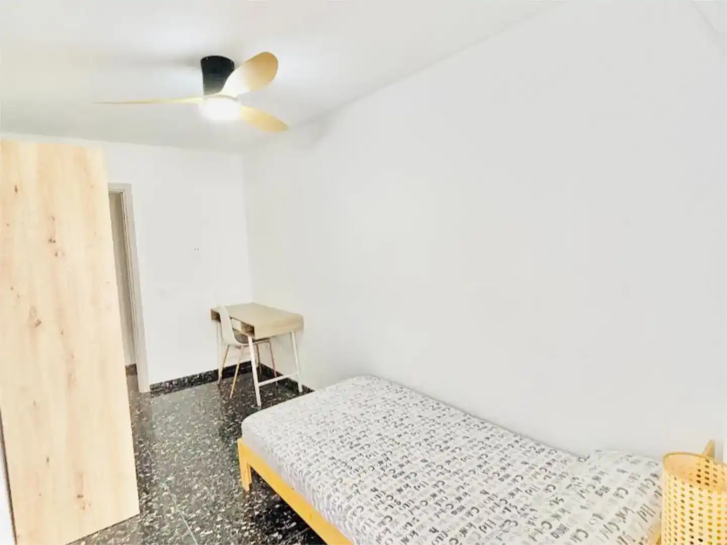 Schlafzimmer von Wohnung zur Miete in  Valencia Capital mit Klimaanlage und Balkon