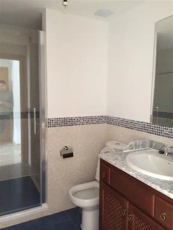 Baño de Casa adosada en venta en Marbella con Aire acondicionado, Calefacción y Terraza