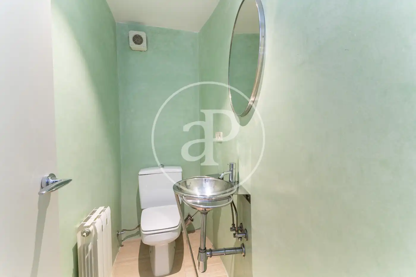 Bathroom of Flat for rent in Barcelona  with Air Conditioner, Heating and Terrace