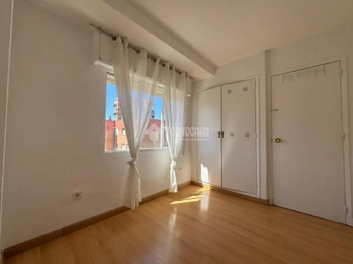 Habitación de Piso en venta en Madrid con Terraza y Balcón