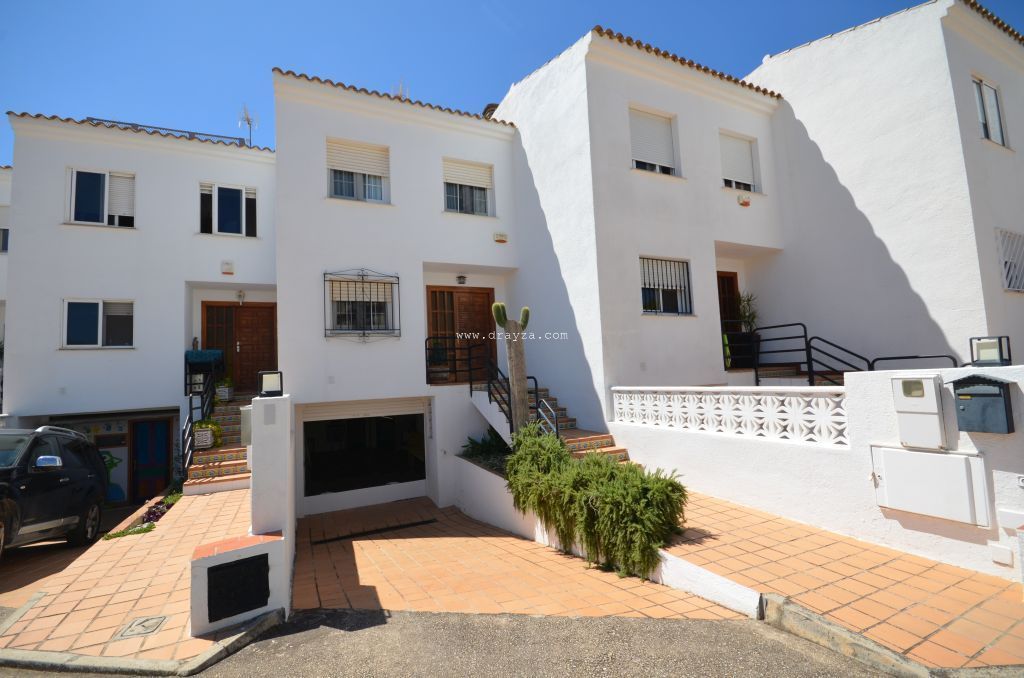 Vista exterior de Casa adosada en venda en Benicarló amb Calefacció, Moblat i Piscina comunitària