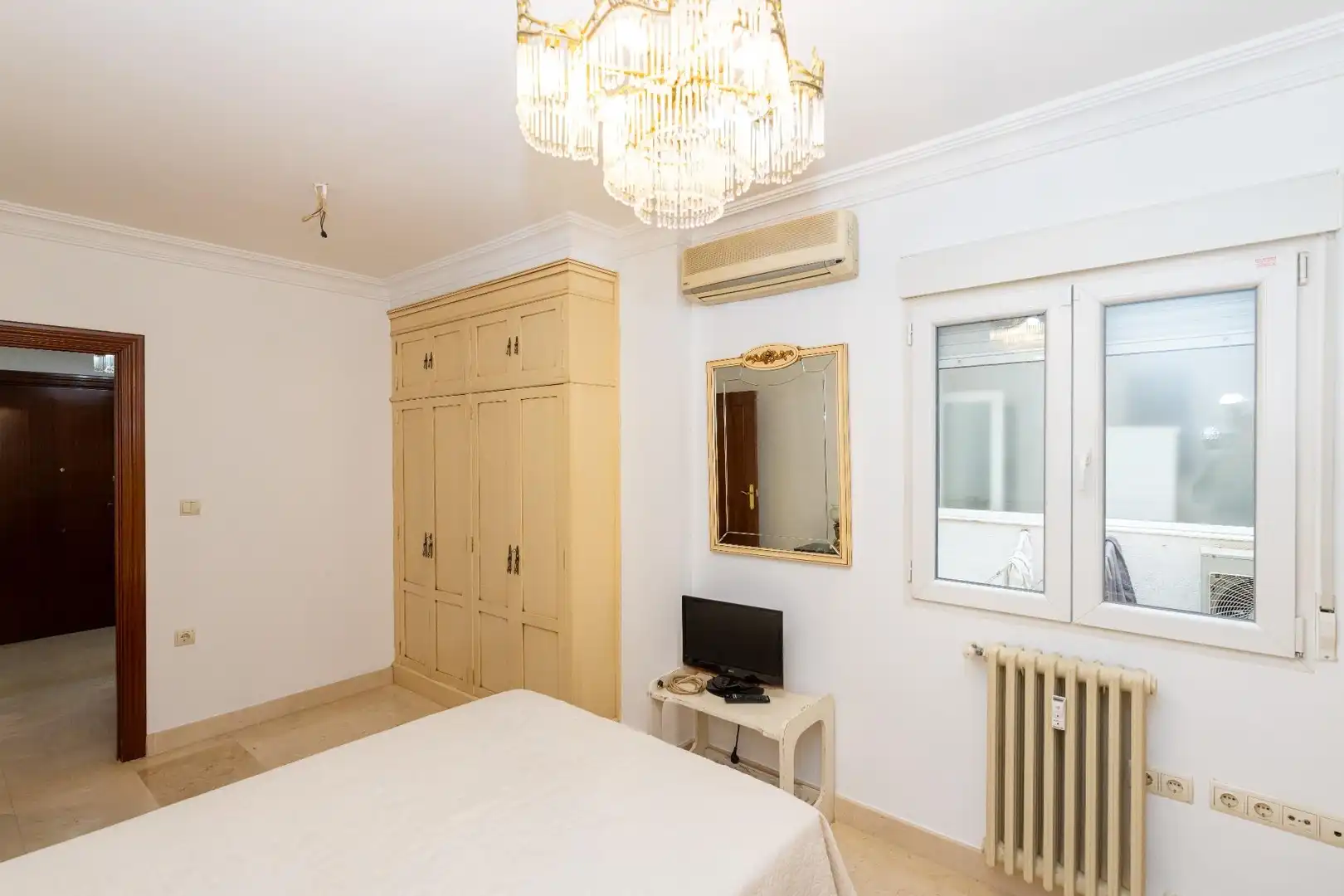 Bedroom of Flat for rent in Granada  with Air Conditioner, Furnished and Balcony