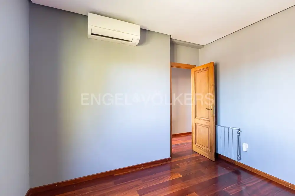 Houses for sale in La Pobla de Vallbona  with Air Conditioner, Heating and Private garden