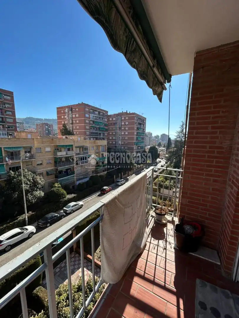 Vista exterior de Piso en venta en Granada con Balcón