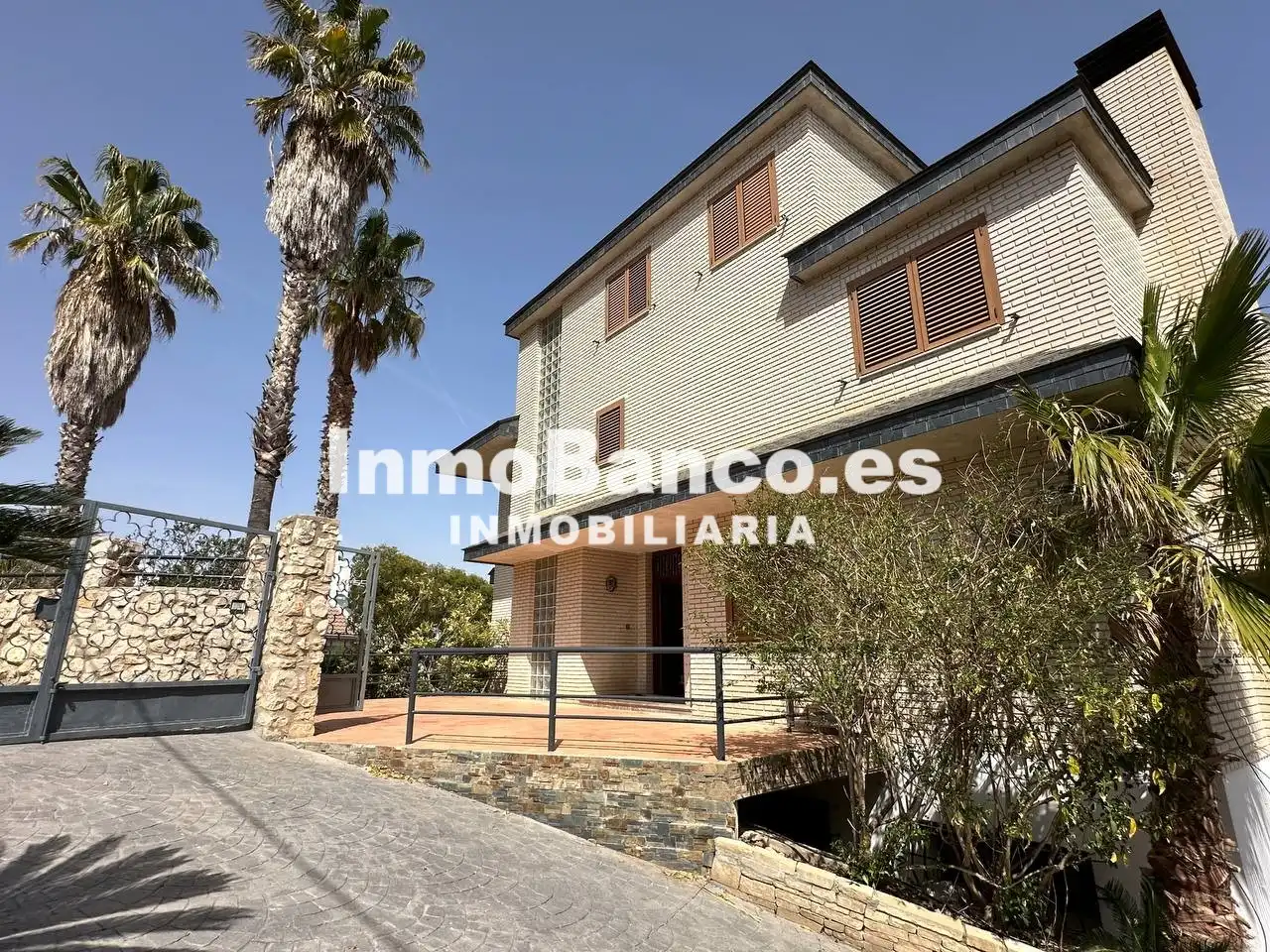 Vista exterior de Casa o chalet de alquiler en Chiva con Aire acondicionado, Calefacción y Jardín privado