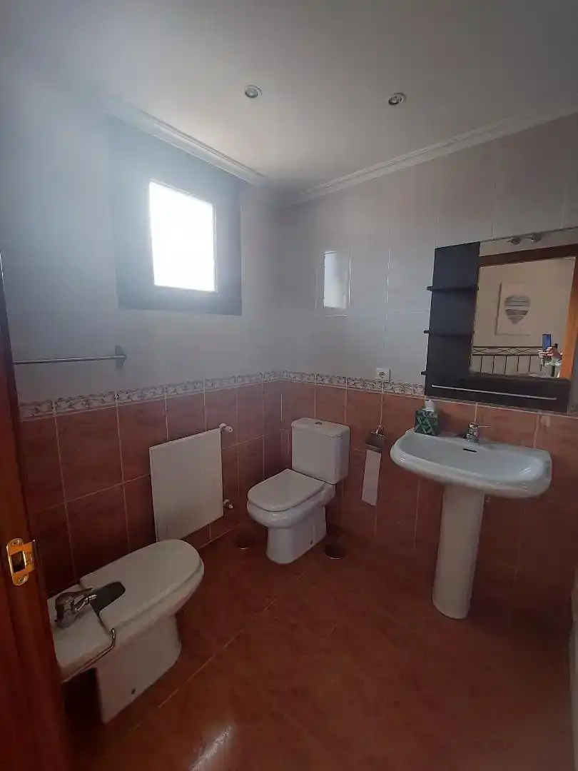 Badezimmer von Dachboden zur Miete in Castro-Urdiales mit Parkett, Schwimmbad und Möbliert