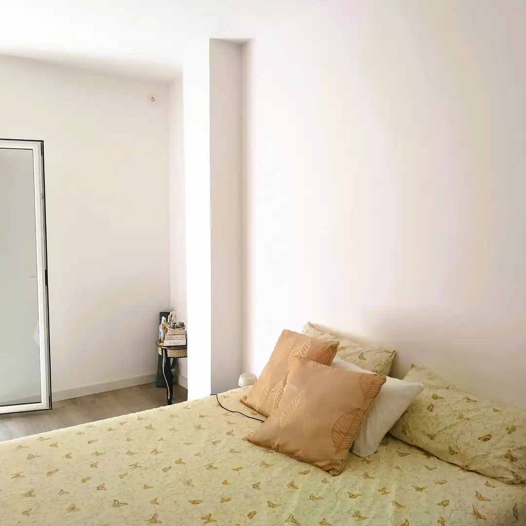 Habitación de Piso en venta en Barcelona con Microondas y Balcón