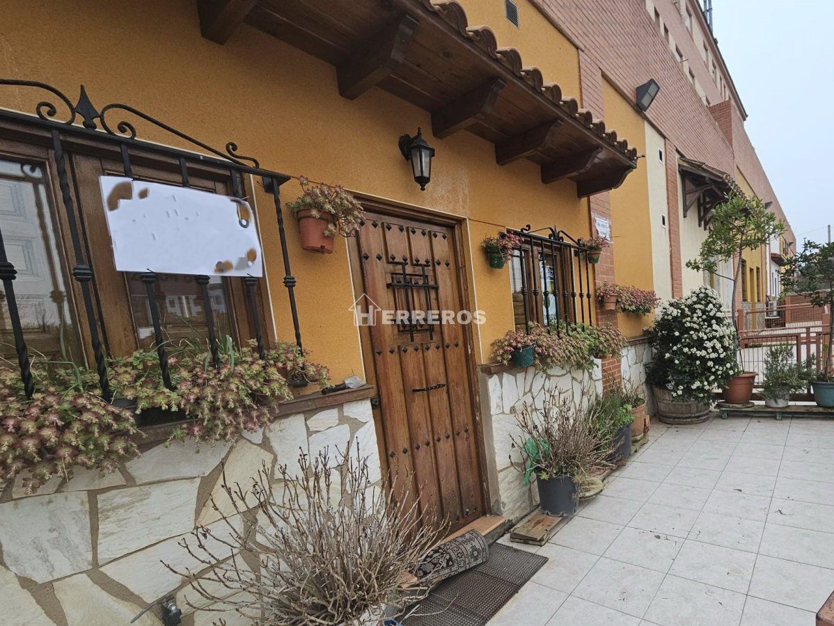 Vista exterior de Local en venda en  Logroño