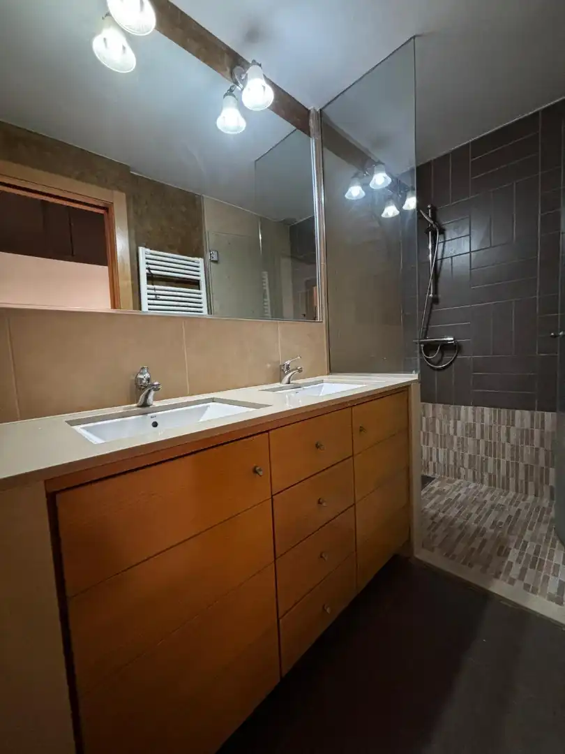 Badezimmer von Erdgeschoss zum Verkauf in Badalona mit Klimaanlage, Heizung und Parkett